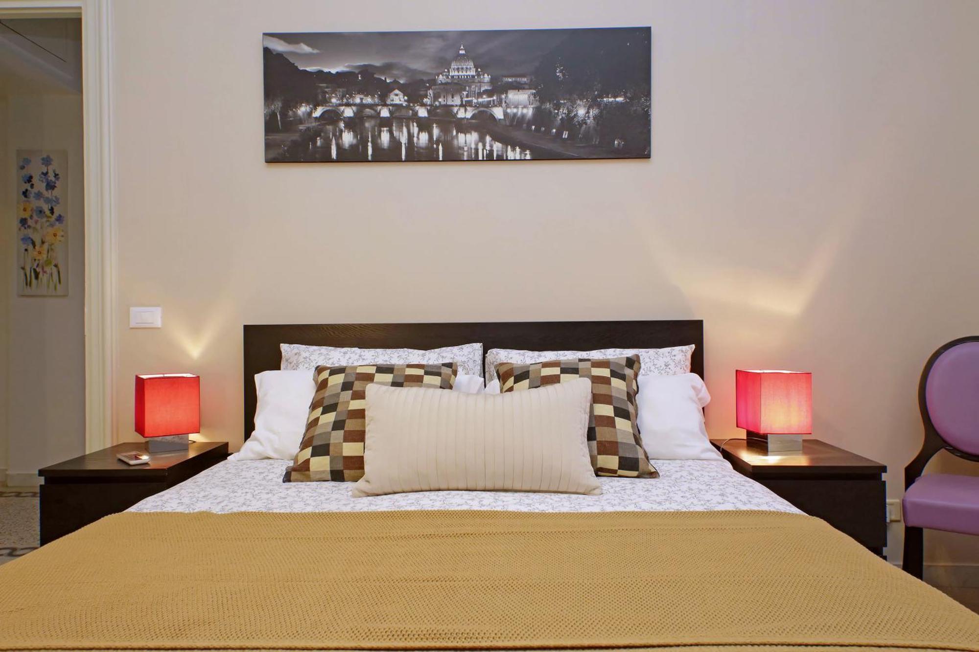 Apartamento Casa Giuliana -3br 2bath Flat, 116 M2 On One Level, 2nd Floor With Lift, High Comfort, Quite, Chic, Doorman, 600 Meters From Vatican Museums And Ottaviano Metro, Plenty Of District Facilities, Welcome Drinks & Local Guide, 24 Hour 4 Language Su