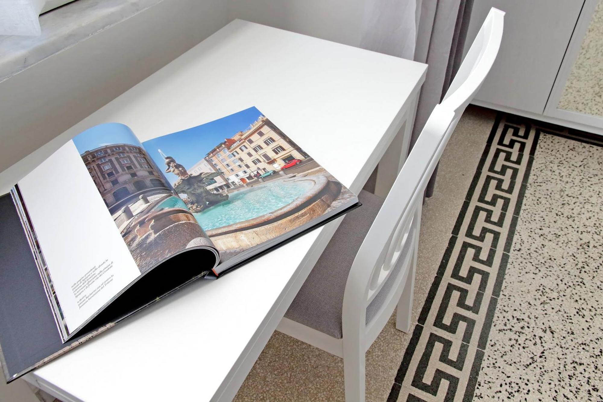 Casa Giuliana -3br 2bath Flat, 116 M2 On One Level, 2nd Floor With Lift, High Comfort, Quite, Chic, Doorman, 600 Meters From Vatican Museums And Ottaviano Metro, Plenty Of District Facilities, Welcome Drinks & Local Guide, 24 Hour 4 Language Su Apartamento