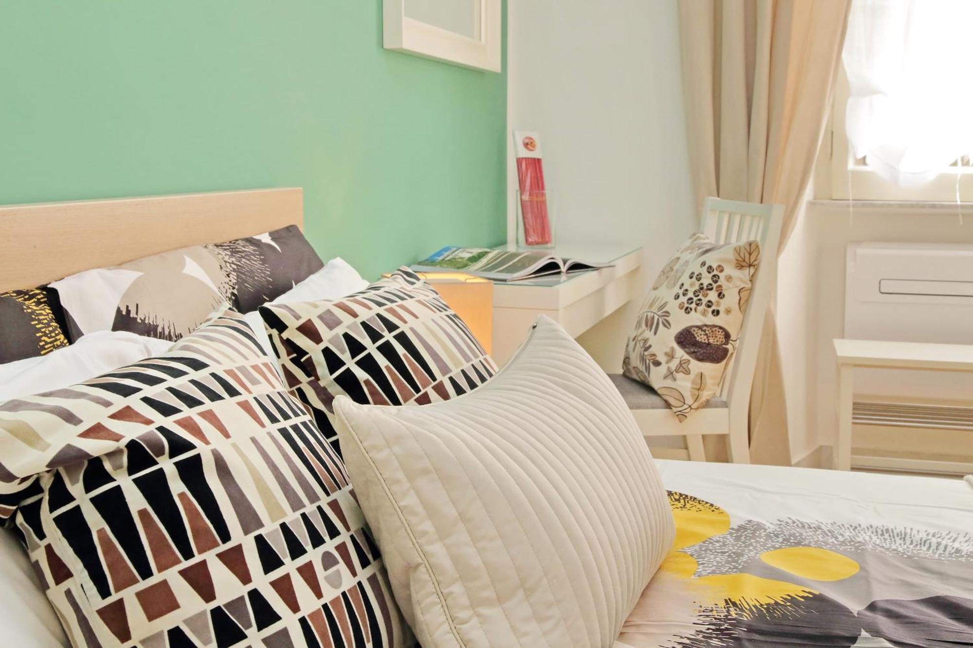 Casa Giuliana -3br 2bath Flat, 116 M2 On One Level, 2nd Floor With Lift, High Comfort, Quite, Chic, Doorman, 600 Meters From Vatican Museums And Ottaviano Metro, Plenty Of District Facilities, Welcome Drinks & Local Guide, 24 Hour 4 Language Su Apartamento Roma