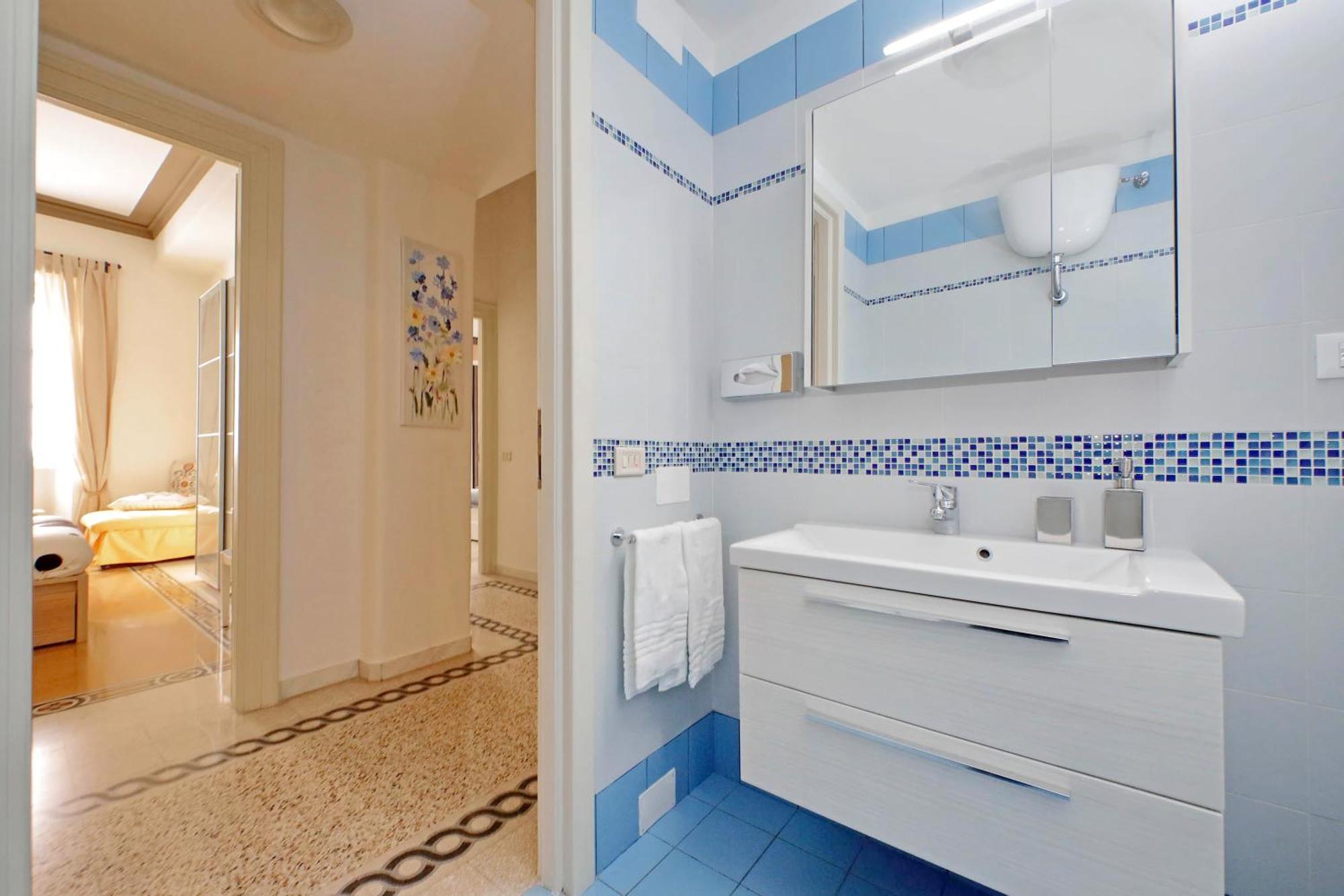 Casa Giuliana -3br 2bath Flat, 116 M2 On One Level, 2nd Floor With Lift, High Comfort, Quite, Chic, Doorman, 600 Meters From Vatican Museums And Ottaviano Metro, Plenty Of District Facilities, Welcome Drinks & Local Guide, 24 Hour 4 Language Su Apartamento Roma