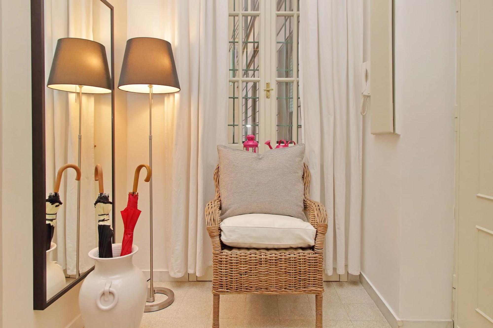 Apartamento Casa Giuliana -3br 2bath Flat, 116 M2 On One Level, 2nd Floor With Lift, High Comfort, Quite, Chic, Doorman, 600 Meters From Vatican Museums And Ottaviano Metro, Plenty Of District Facilities, Welcome Drinks & Local Guide, 24 Hour 4 Language Su *