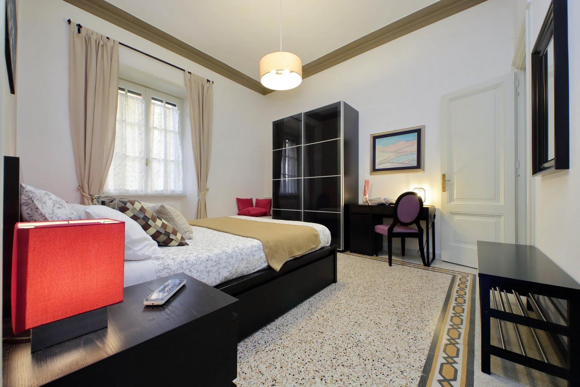 Casa Giuliana -3br 2bath Flat, 116 M2 On One Level, 2nd Floor With Lift, High Comfort, Quite, Chic, Doorman, 600 Meters From Vatican Museums And Ottaviano Metro, Plenty Of District Facilities, Welcome Drinks & Local Guide, 24 Hour 4 Language Su Apartamento *