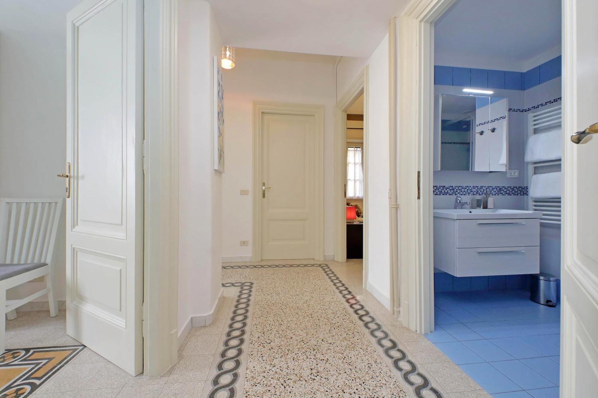 Casa Giuliana -3br 2bath Flat, 116 M2 On One Level, 2nd Floor With Lift, High Comfort, Quite, Chic, Doorman, 600 Meters From Vatican Museums And Ottaviano Metro, Plenty Of District Facilities, Welcome Drinks & Local Guide, 24 Hour 4 Language Su Apartamento *