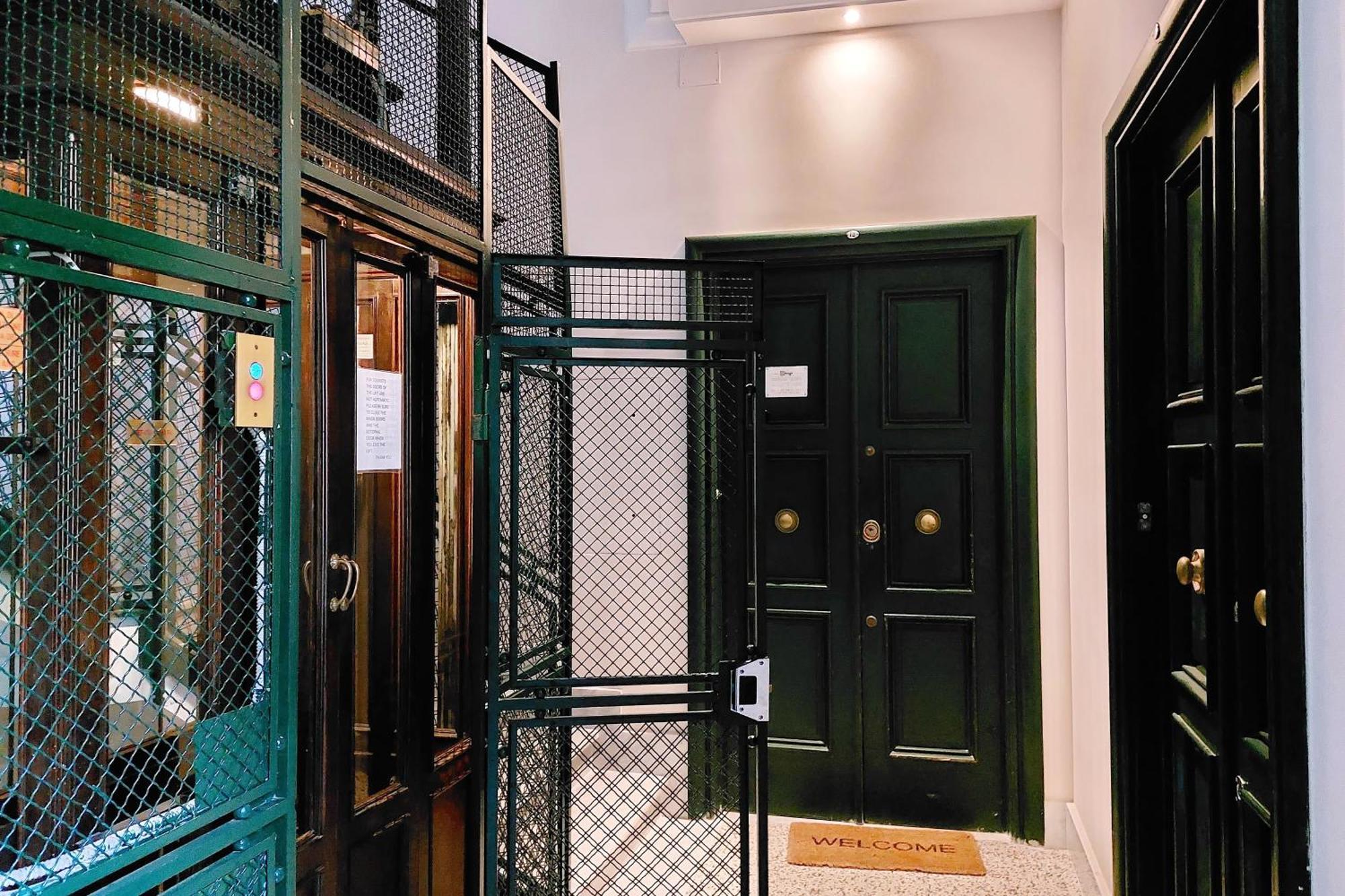 Apartamento Casa Giuliana -3br 2bath Flat, 116 M2 On One Level, 2nd Floor With Lift, High Comfort, Quite, Chic, Doorman, 600 Meters From Vatican Museums And Ottaviano Metro, Plenty Of District Facilities, Welcome Drinks & Local Guide, 24 Hour 4 Language Su