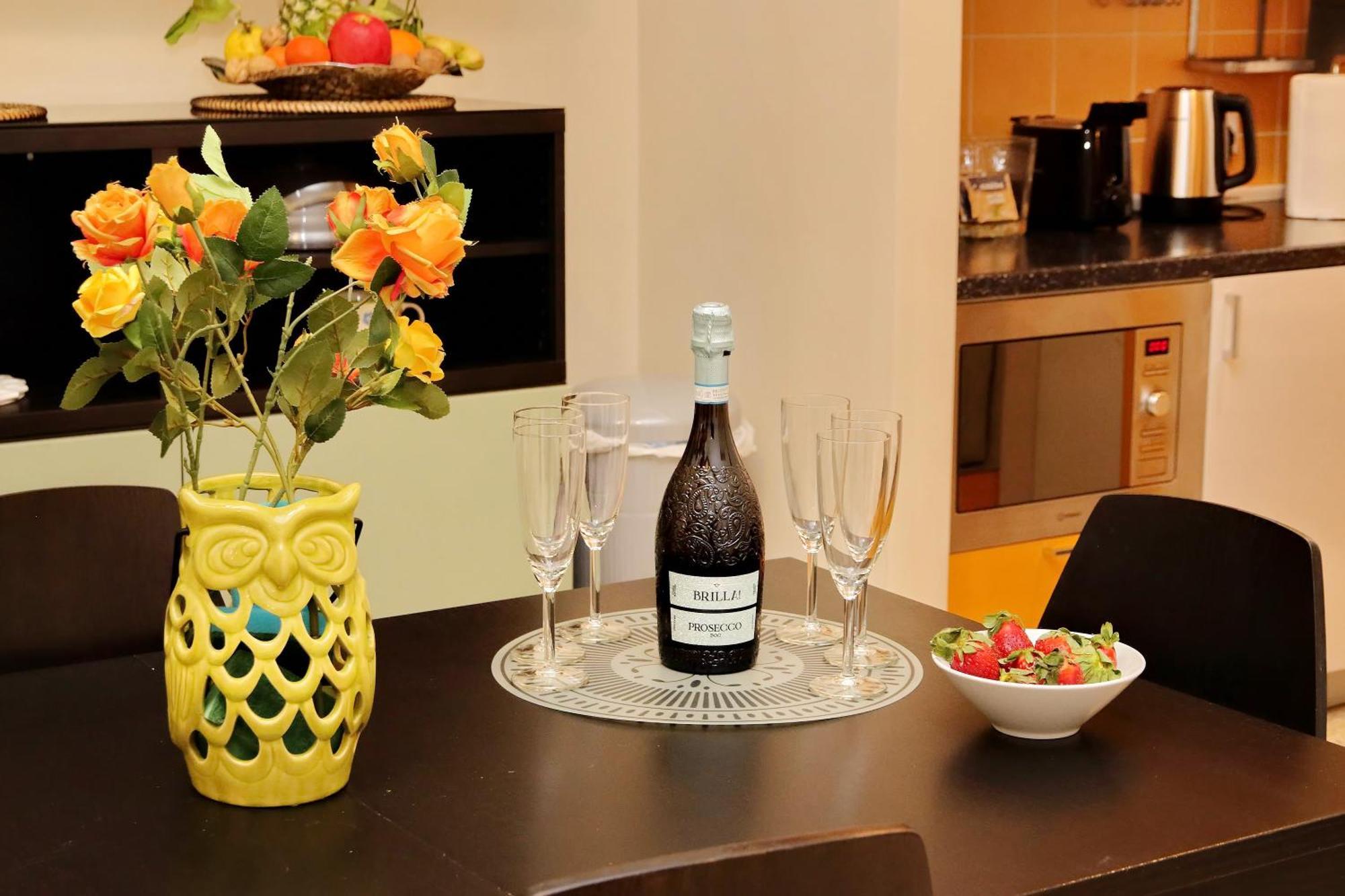 Casa Giuliana -3br 2bath Flat, 116 M2 On One Level, 2nd Floor With Lift, High Comfort, Quite, Chic, Doorman, 600 Meters From Vatican Museums And Ottaviano Metro, Plenty Of District Facilities, Welcome Drinks & Local Guide, 24 Hour 4 Language Su Apartamento *
